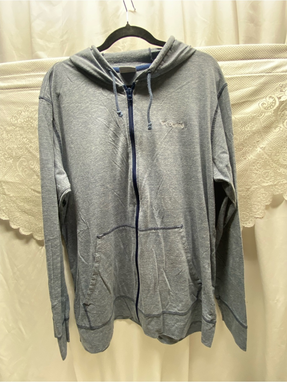 Columbia Large Heather Gray with Navy Blue accents/zipperStyle: Lightweight full